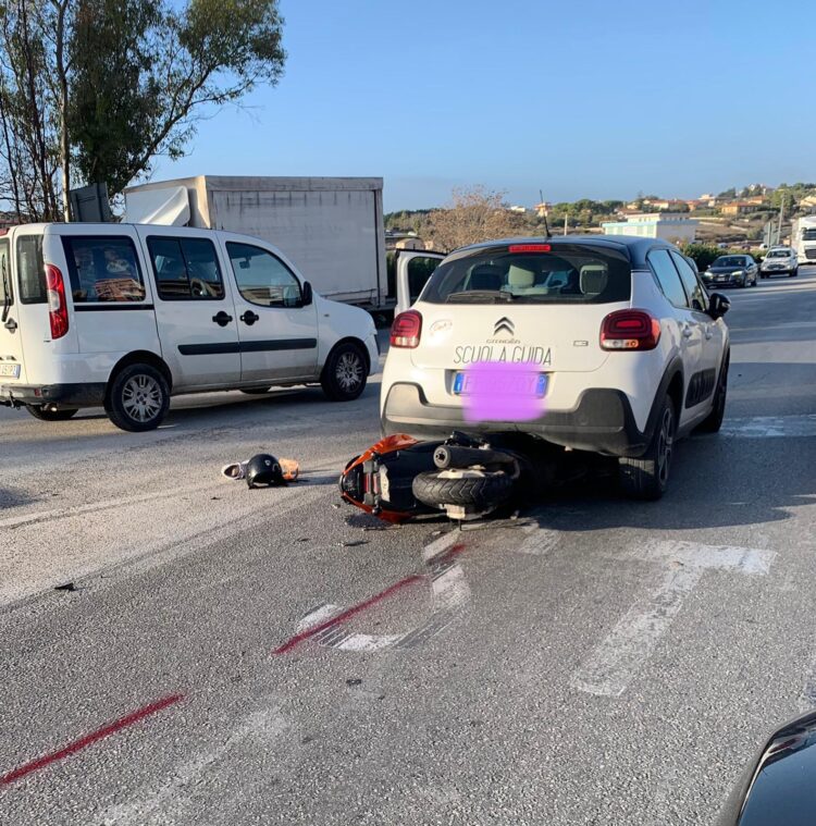 Modica: incidente in motorino, minorenne ferito