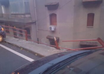Poteva finire in tragedia: incidente a Modica, rompe l’inferriata e rischia di finire in un burrone