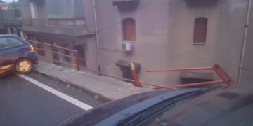 Poteva finire in tragedia: incidente a Modica, rompe l’inferriata e rischia di finire in un burrone