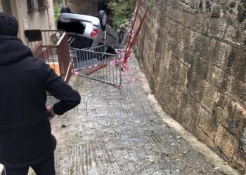Modica: giovane precipita con l’auto in via Nazionale. Salva per miracolo