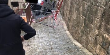 Modica: giovane precipita con l’auto in via Nazionale. Salva per miracolo
