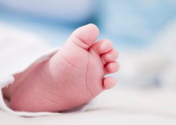 Neonato abbandonato nella spazzatura a Ragusa, parla l’uomo che l’ha salvato