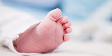 Neonato abbandonato nella spazzatura a Ragusa, parla l’uomo che l’ha salvato