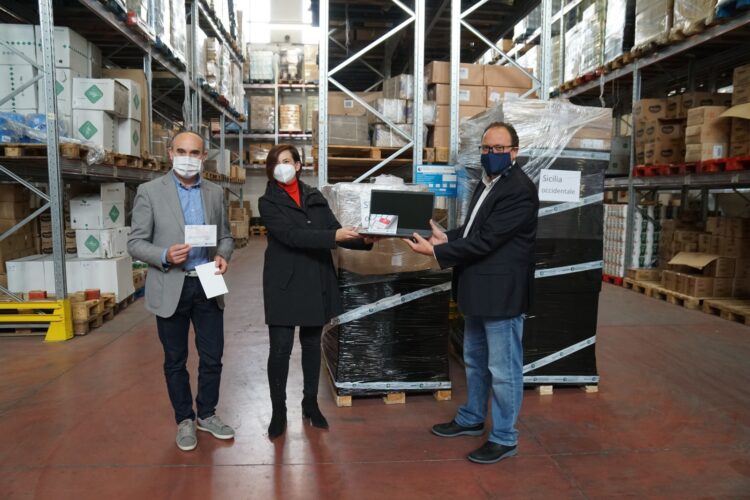 200 computer consegnati da Ergon alla Caritas siciliana. Saranno distribuiti tra le famiglie più bisognose