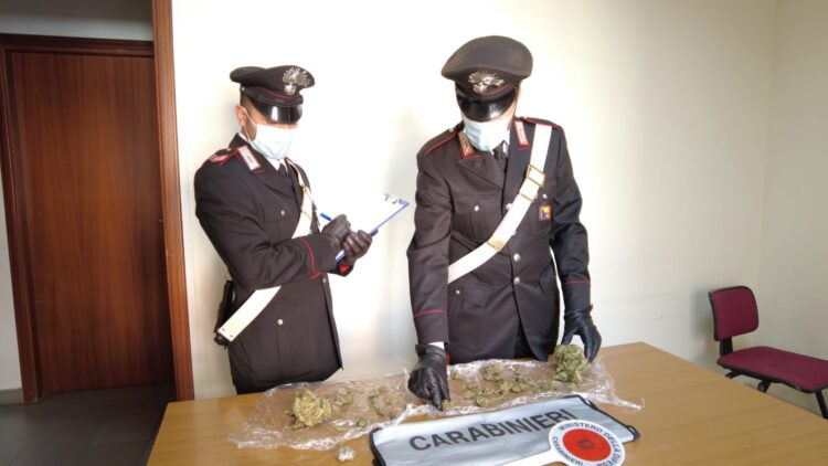 Vittoria: spaccio in zona rossa, un arresto e una denuncia