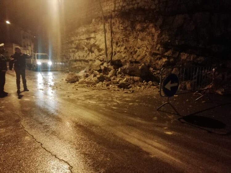 Corso Kennedy a Chiaramonte: crolla una parte del muro