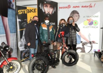 Solidarietà in e-bike, la ditta ragusana “Attrazione Elettrica” ha donato una bicicletta. FOTO