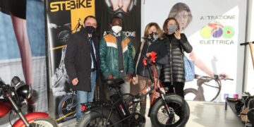 Solidarietà in e-bike, la ditta ragusana “Attrazione Elettrica” ha donato una bicicletta. FOTO