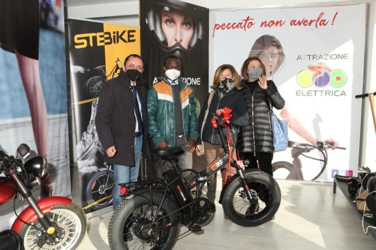 Solidarietà in e-bike, la ditta ragusana “Attrazione Elettrica” ha donato una bicicletta. FOTO