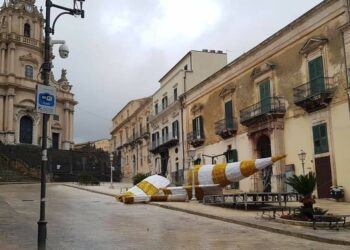 Non resiste al forte vento l’albero di Natale di Ibla