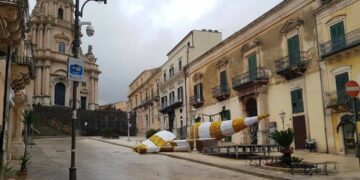 Non resiste al forte vento l’albero di Natale di Ibla