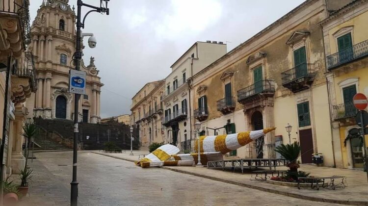 Non resiste al forte vento l’albero di Natale di Ibla