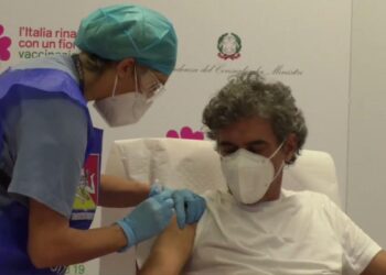 Il primo medico a essere vaccinato in Sicilia è Massimo Geraci, primario del pronto soccorso del Civico di Palermo