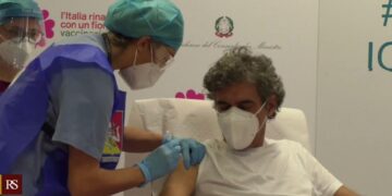 Il primo medico a essere vaccinato in Sicilia è Massimo Geraci, primario del pronto soccorso del Civico di Palermo