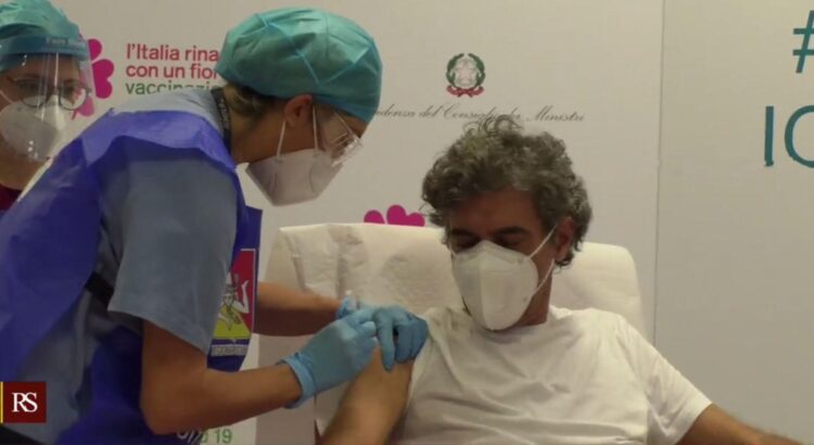 Il primo medico a essere vaccinato in Sicilia è Massimo Geraci, primario del pronto soccorso del Civico di Palermo