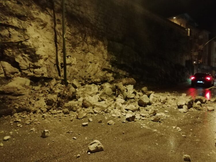 Corso Kennedy a Chiaramonte: crolla una parte del muro