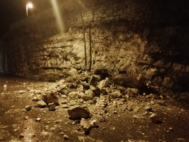 Corso Kennedy a Chiaramonte: crolla una parte del muro