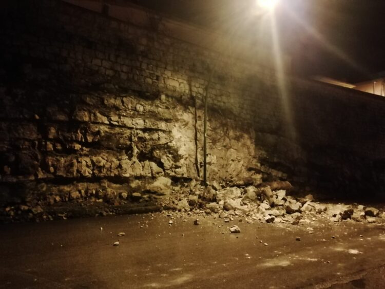 Corso Kennedy a Chiaramonte: crolla una parte del muro