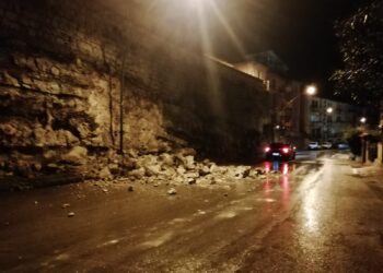 Corso Kennedy a Chiaramonte: crolla una parte del muro