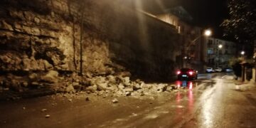 Corso Kennedy a Chiaramonte: crolla una parte del muro