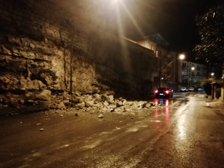 Corso Kennedy a Chiaramonte: crolla una parte del muro