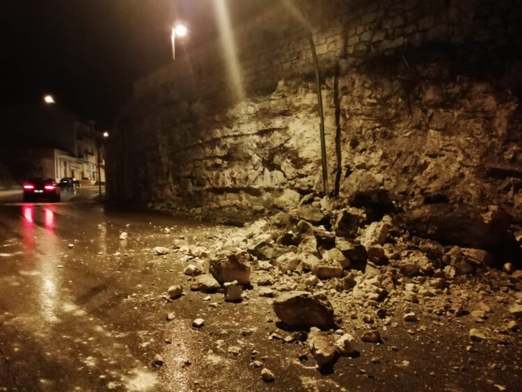 Corso Kennedy a Chiaramonte: crolla una parte del muro