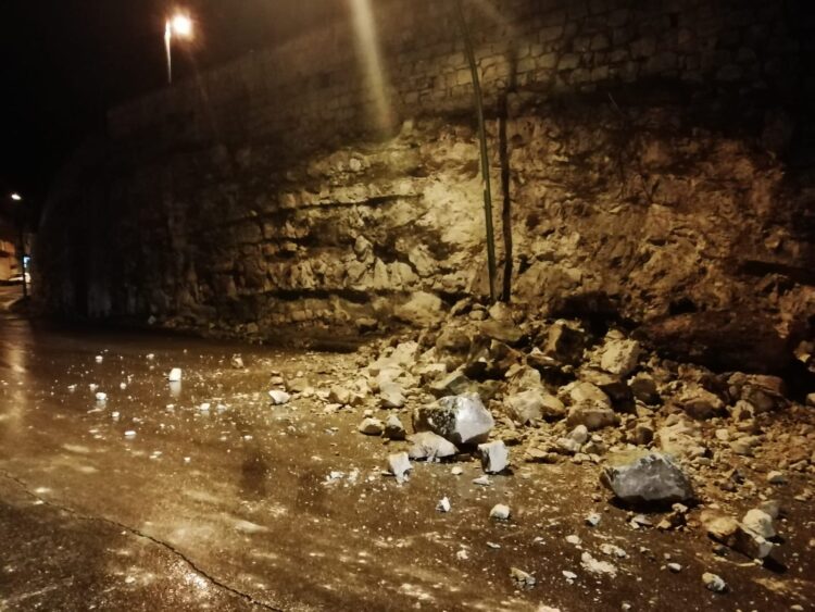 Corso Kennedy a Chiaramonte: crolla una parte del muro