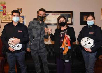 Il ciclista ibleo Damiano Caruso in visita alla Questura di Ragusa