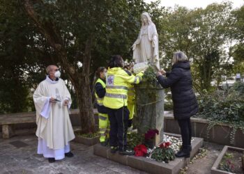 Nel giardino del Civile di Ragusa, omaggio floreale del personale del 118 per l’Immacolata