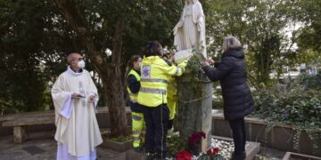 Nel giardino del Civile di Ragusa, omaggio floreale del personale del 118 per l’Immacolata