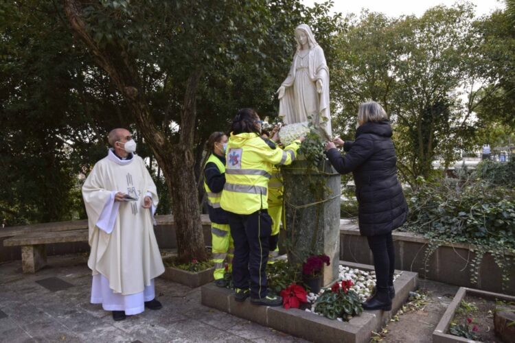 Nel giardino del Civile di Ragusa, omaggio floreale del personale del 118 per l’Immacolata