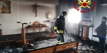 Ragusa: a fuoco gli interni della chiesa di Santa Rosalia. FOTO