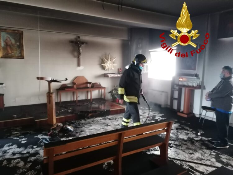 Ragusa: a fuoco gli interni della chiesa di Santa Rosalia. FOTO