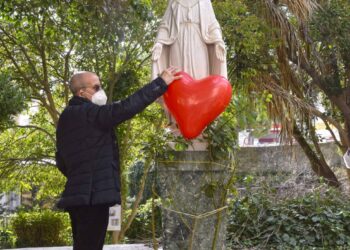 Per la Giornata Internazionale del Volontariato, a Ragusa deposto un cuore ai piedi della Statua della Madonna nel giardino del Civile