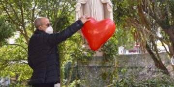 Per la Giornata Internazionale del Volontariato, a Ragusa deposto un cuore ai piedi della Statua della Madonna nel giardino del Civile