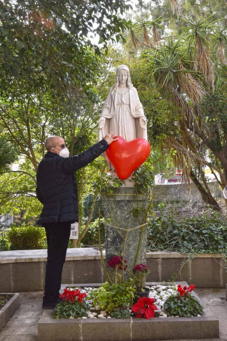 Per la Giornata Internazionale del Volontariato, a Ragusa deposto un cuore ai piedi della Statua della Madonna nel giardino del Civile