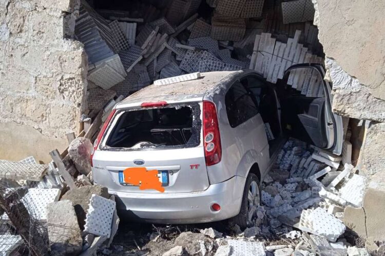 Auto contro un casolare: incidente autonomo sulla Vittoria-Gela