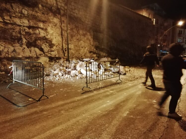 Corso Kennedy a Chiaramonte: crolla una parte del muro