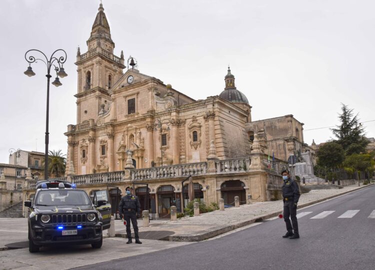 Droga, slot machine abusive, imbarchi con banconote: le operazioni della GdF nel periodo natalizio