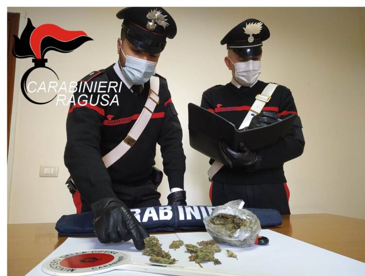 Droga in casa, arrestato un 17enne a Vittoria