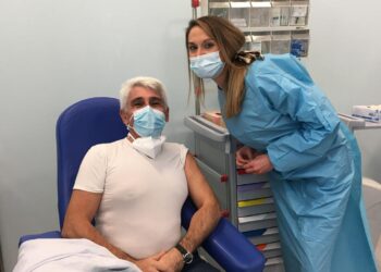 Anche al Giovanni Paolo II è il giorno della vaccinazione di medici e sanitari. FOTO