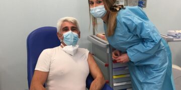 Anche al Giovanni Paolo II è il giorno della vaccinazione di medici e sanitari. FOTO