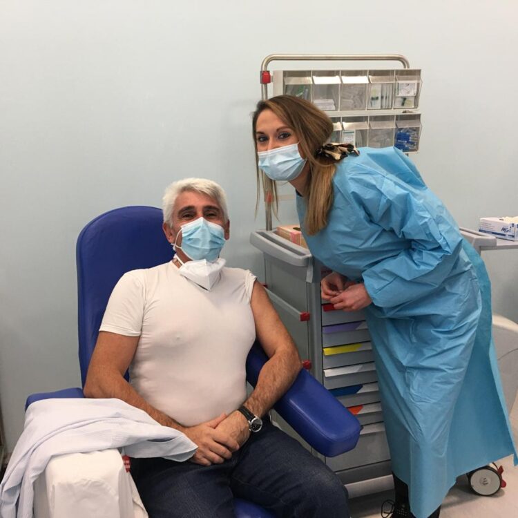 Anche al Giovanni Paolo II è il giorno della vaccinazione di medici e sanitari. FOTO