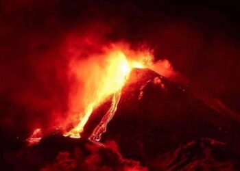 Intensa attività stromboliana sull’Etna: spettacolo di fuochi e cenere