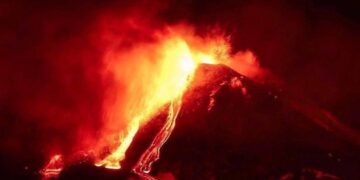 Intensa attività stromboliana sull’Etna: spettacolo di fuochi e cenere