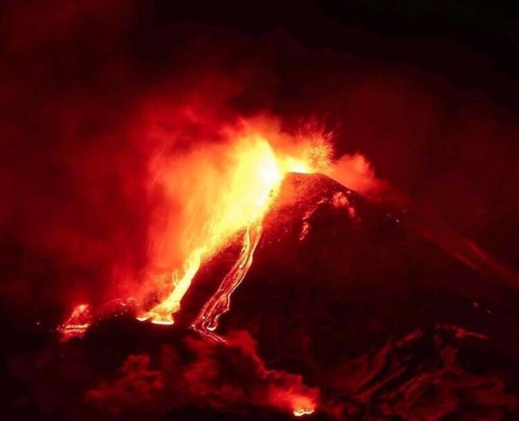 Intensa attività stromboliana sull’Etna: spettacolo di fuochi e cenere