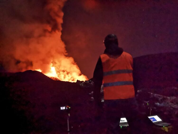 L’inquietudine dell’Etna: anche ieri sera, intensa attività stromboliana e colate laviche