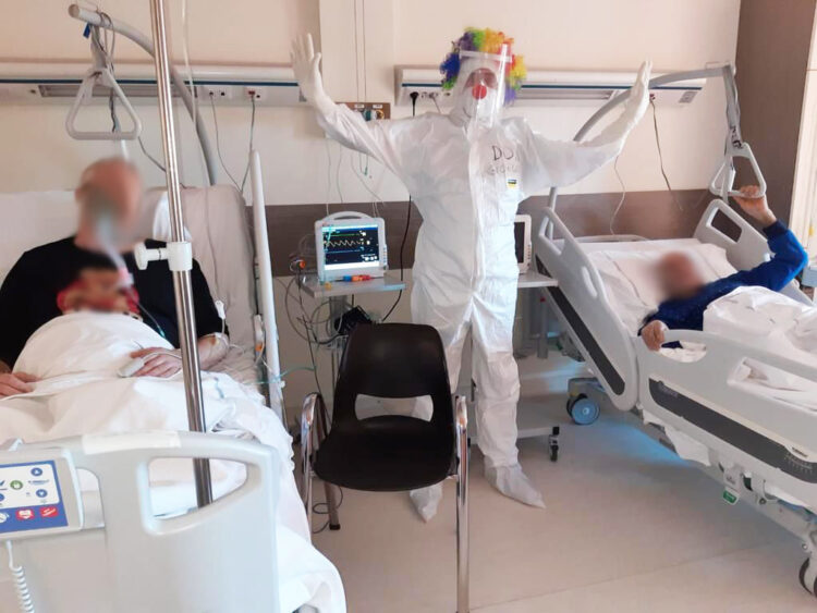 Carnevale in ospedale: Don Giorgio Occhipinti clown per un giorno