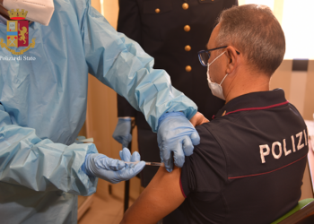 Si vaccina la polizia di Ragusa