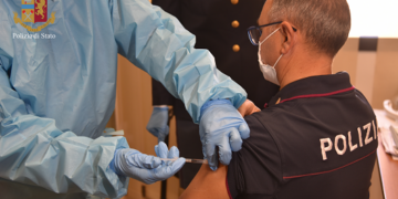 Si vaccina la polizia di Ragusa